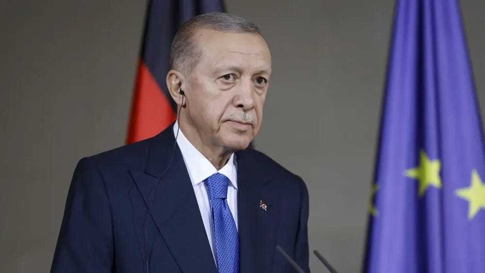 O presidente turco Recep Tayyip Erdoğan está eliminando sistematicamente rivais políticos enquanto continua a política de longa data da Turquia de negar direitos aos curdos. Visto aqui em Berlim, 2023. Shutterstock