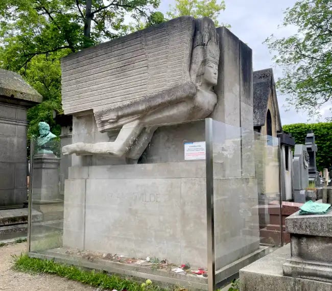 Père-Lachaise – Life Inside the Walls