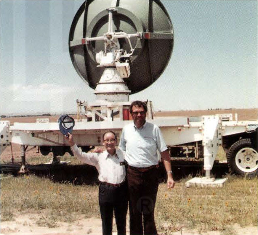 Esta es la cara de felicidad de Ted Fujita junto a su colega John McCarthy tras haber visto el primer tornado de su vida.