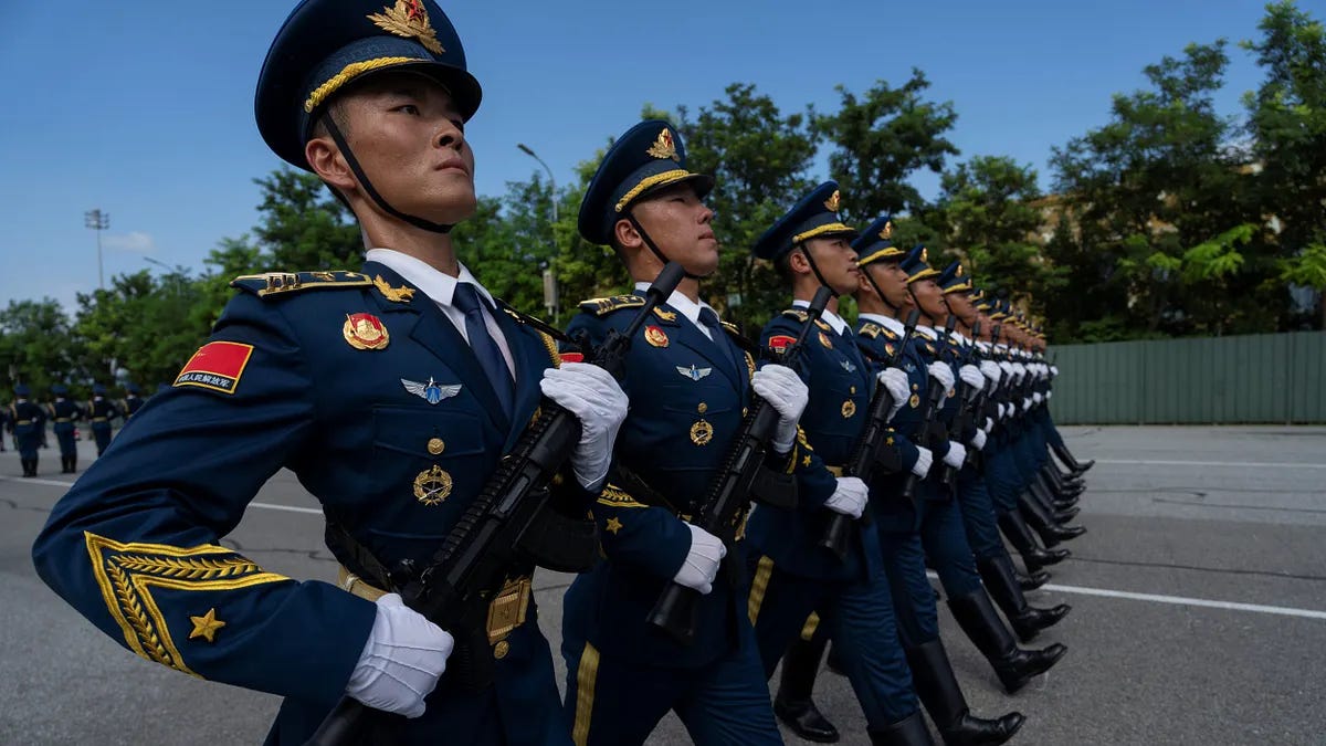 中国将在9月3日举行大阅兵,包括金正恩、普京等人都将出席。图为进行最后预演的解放军部队。(资料照,美联社) 中国将在9月3日举行大阅兵,包括金正恩、普京等人都将出席。图为进行最后预演的解放军部队。(资料照,美联社)