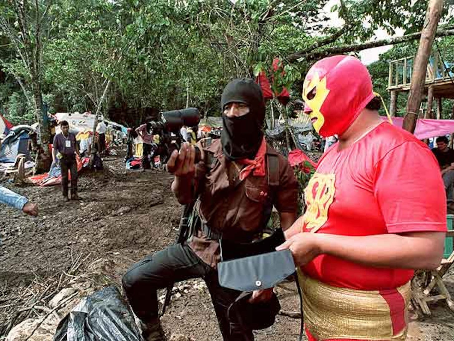 Superbarrio Gómez con un miembro del Ejército Zapatista de Liberación  Nacional | Babelia | EL PAÍS