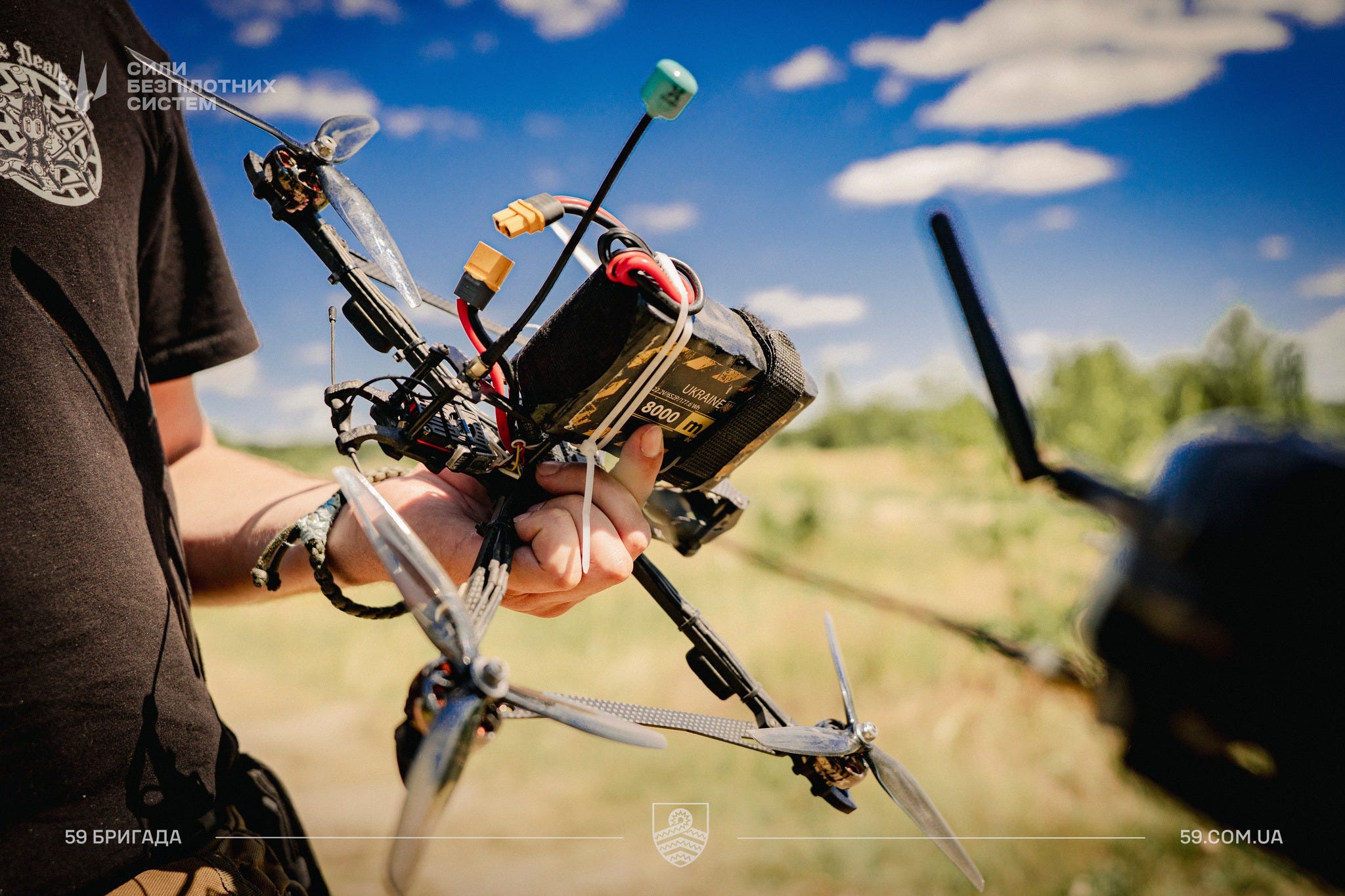 Napredek v vojaški tehnologiji: Uporaba dronov v Ukrajini in ameriški test z mino Claymore