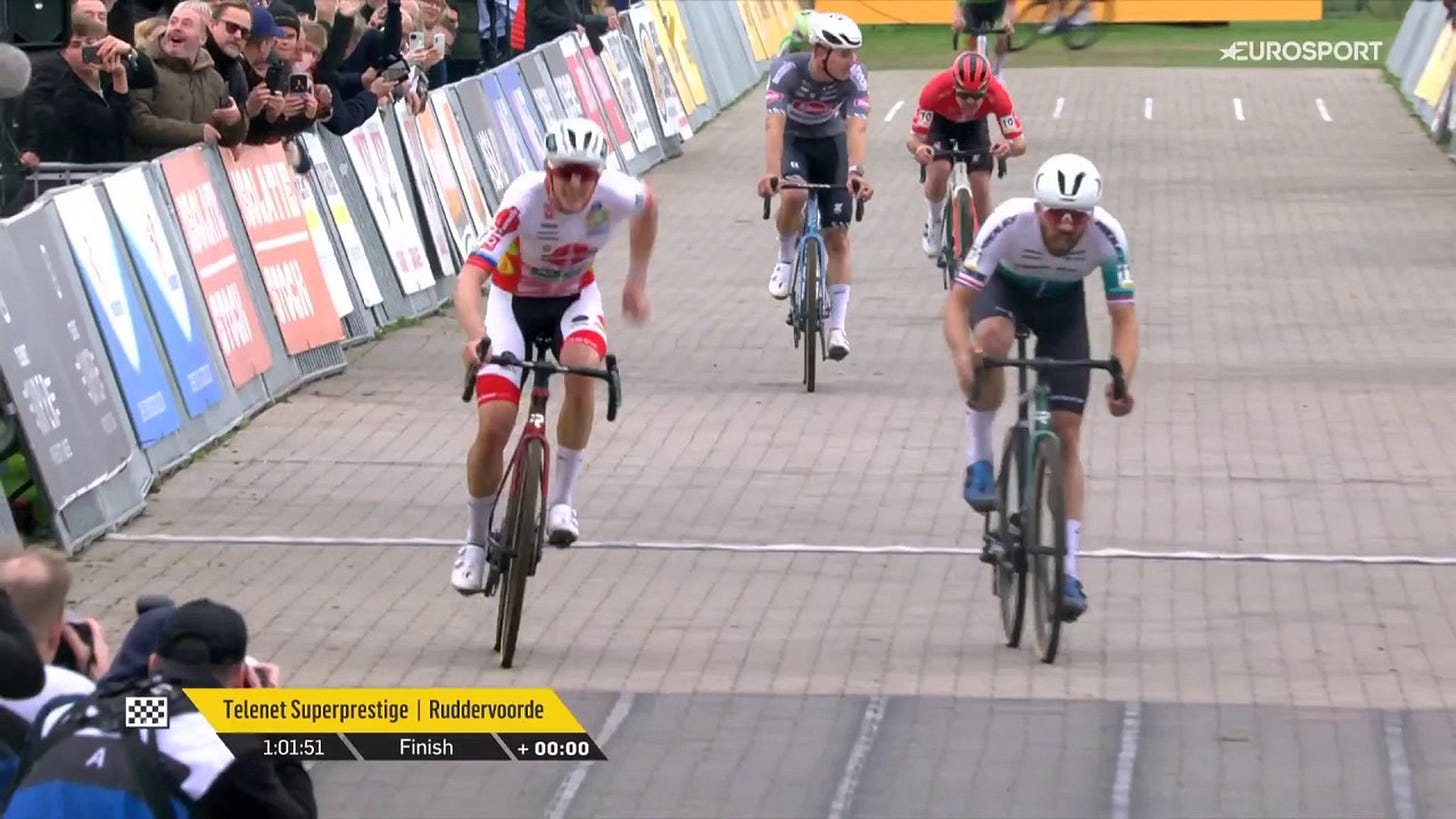 Vanthourenhout verslaat Nieuwenhuis in enerverende Superprestige-cross -  Veldrijden video - Eurosport