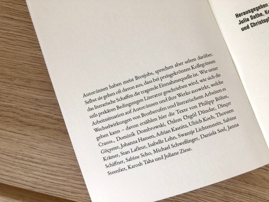 Buch Brotjob & Literatur und Notizbuch liegen auf einem Schreibtisch