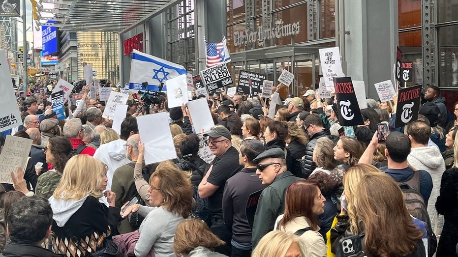 I manifestanti chiedono al New York Times di ritrattare il controverso articolo 'dog rap', fuoco Nicholas Kristof | 930 WFMD Free Talk I manifestanti chiedono al New York Times di ritrattare il controverso articolo 'dog rap', fuoco Nicholas Kristof | 930 WFMD Free Talk