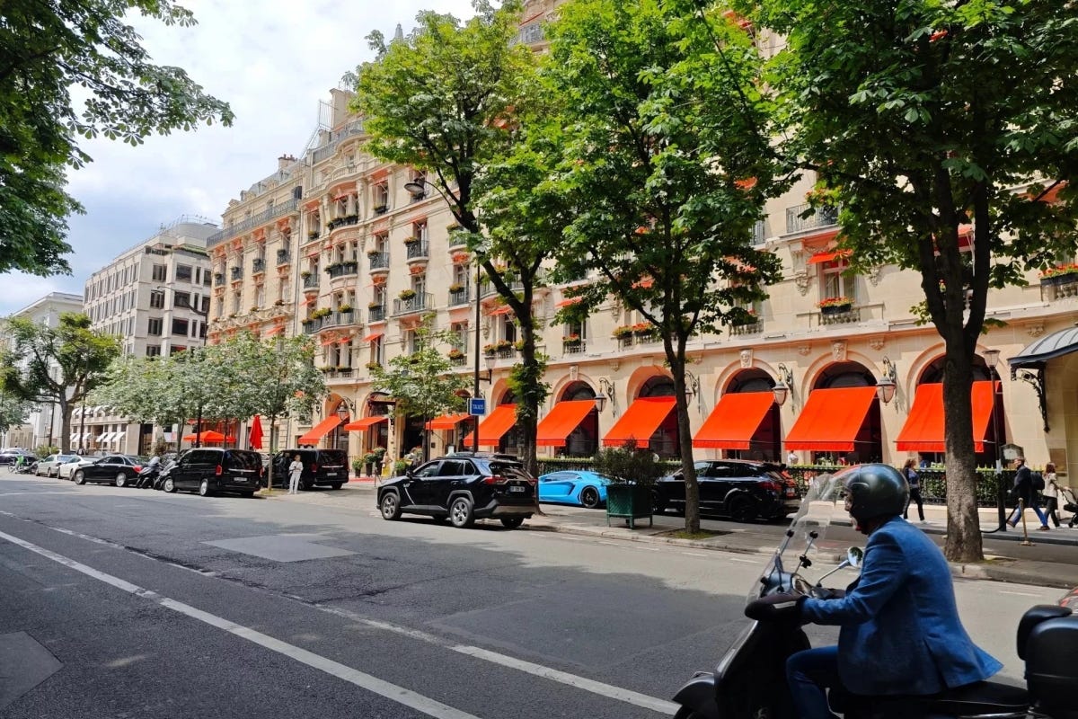 avenue montaigne, villas de luxe et appartements de prestige.