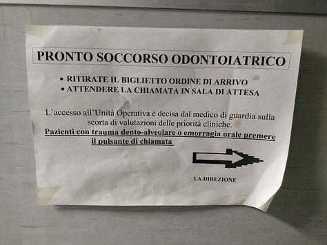 Fotografie di sei cartelli informativi appesi alle pareti di un pronto soccorso odontoiatrico, riguardanti divieto di usare il cellulare, modalità per accedere al pronto soccorso, raccomandazioni sui comportamenti in tempo di covid-19.