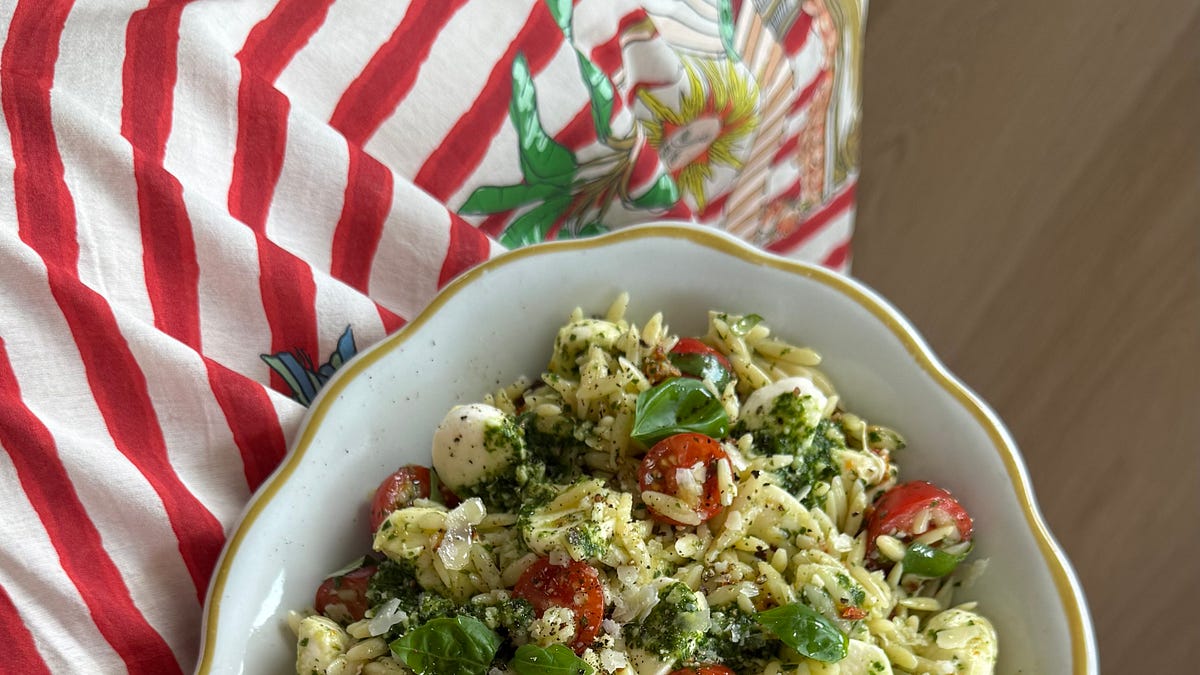caprese orzo salad - by katie - the sunday stack