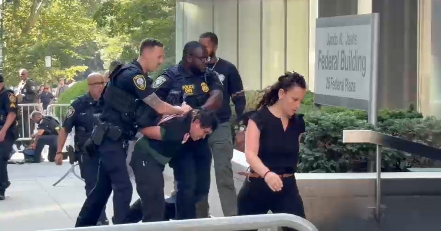 Makeshift incendiary device' emits smoke outside 26 Federal Plaza; 1 in custody - ABC7 New York Makeshift incendiary device' emits smoke outside 26 Federal Plaza; 1 in custody - ABC7 New York