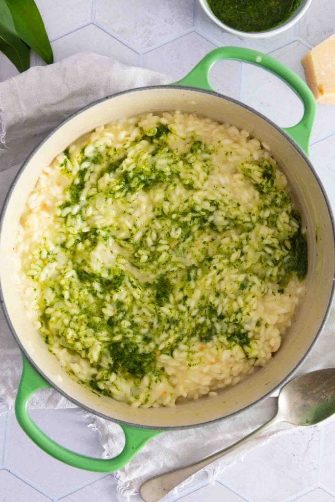 Ein Topf voll mit fertigem Bärlauch Risotto.