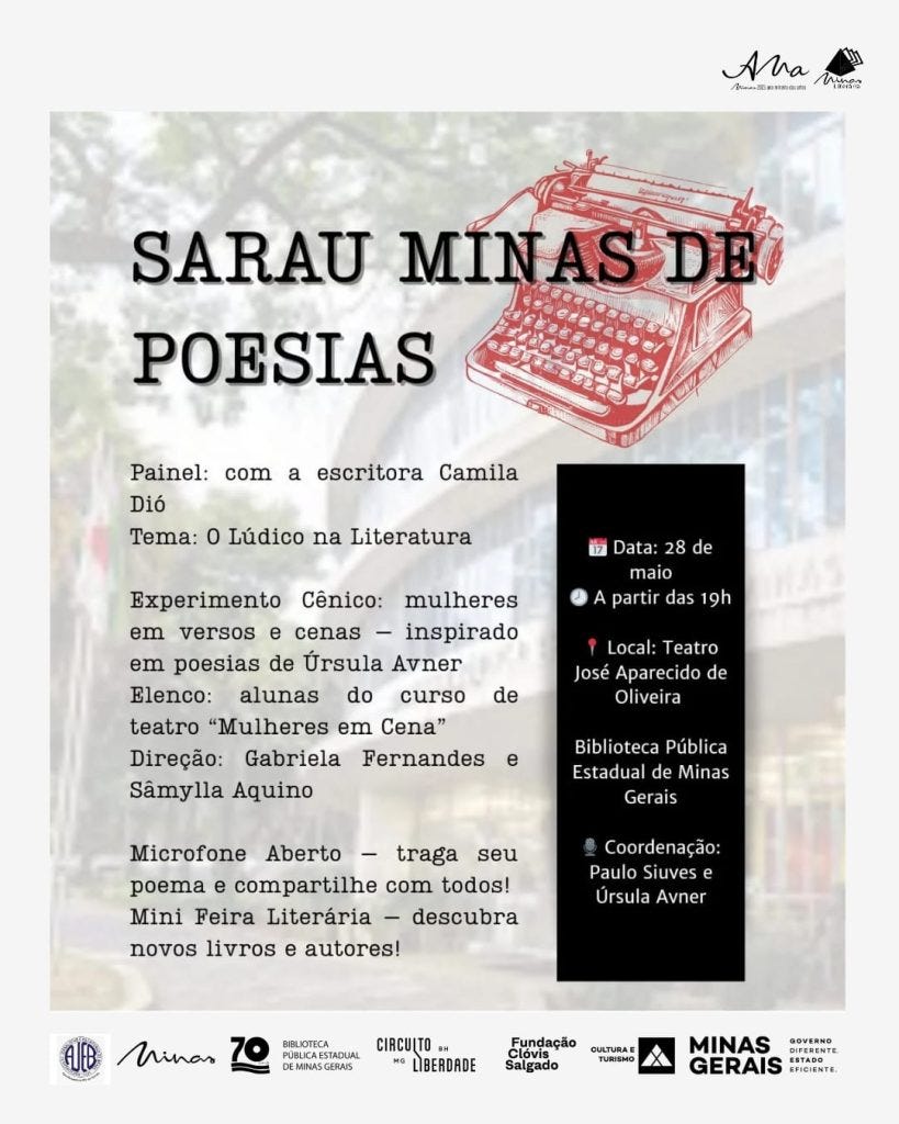 #descrevemospravocê  Cartaz de divulgação do evento Sarau Minas de Poesias, com fundo em tons claros e uma imagem desfocada de árvores e da fachada da Biblioteca Pública Estadual de Minas Gerais. O destaque visual é uma ilustração em vermelho de uma máquina de escrever, no canto superior direito. O título do evento está centralizado em letras grandes pretas: SARAU MINAS DE POESIAS.  Abaixo do título, estão descritas as atividades do evento:  Painel com a escritora Camila Dió, com o tema O Lúdico na Literatura.  Experimento Cênico: apresentação de mulheres em versos e cenas, inspirado em poesias de Úrsula Avner. O elenco é formado por alunas do curso de teatro “Mulheres em Cena”, com direção de Gabriela Fernandes e Sámylla Aquino.  Microfone Aberto: convite para que o público traga seus poemas e os compartilhe.  Mini Feira Literária: oportunidade para conhecer novos livros e autores.  No canto inferior direito, há um quadro preto com informações do evento em letras brancas:  📅 Data: 28 de maio ⏰ A partir das 19h 📍 Local: Teatro José Aparecido de Oliveira, na Biblioteca Pública Estadual de Minas Gerais 🧭 Coordenação: Paulo Silves e Úrsula Avner  Na parte inferior do cartaz estão os logotipos das instituições envolvidas: Biblioteca Pública Estadual de Minas Gerais, Minas Gerais 70 anos, Circuito Liberdade, Fundação Clóvis Salgado, Secretaria de Cultura e Turismo e Governo de Minas Gerais com o lema Governo diferente. Estado eficiente.