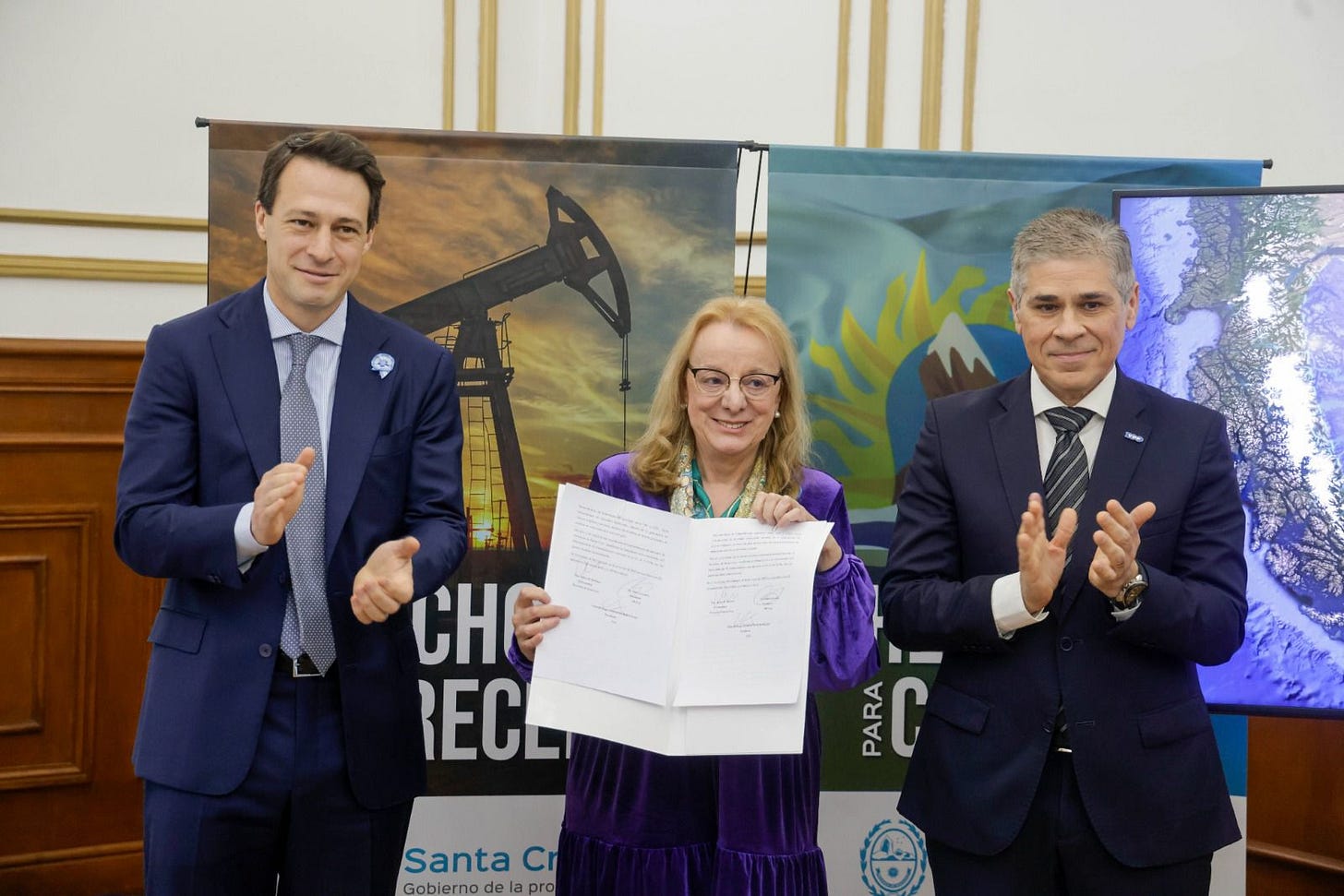 Hugo Eurnekian, titular de CGC, la gobernadora de Santa Cruz, Alicia Kirchner, y Pablo González, presidente de YPF Hugo Eurnekian, titular de CGC, la gobernadora de Santa Cruz, Alicia Kirchner, y Pablo González, presidente de YPF