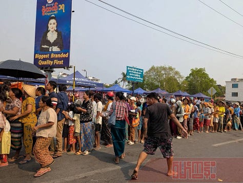 ပုံစာ- ငလျင်ဘေးသင့် မန္တလေးမြို့က အဆောက်အအုံတချို့နဲ့ အစားအစာဝေငှမှုကို ယူနေကြတဲ့ ဘေးသင့်သူများကို ဧပြီလထဲကတွေ့ရစဉ်။  ဓါတ်ပုံ- မော်ကွန်း