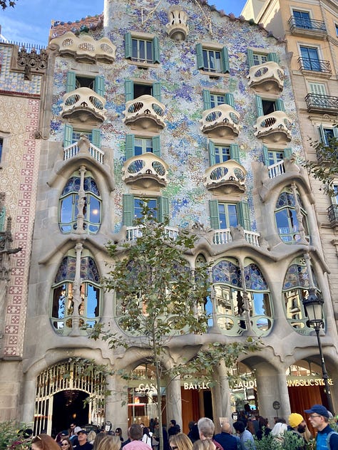 Barcelona travel pics: architecture, pictures, statues, stained glass art