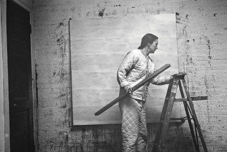 Agnes Martin dans son studio new-yorkais en 1960 Agnes Martin dans son studio new-yorkais en 1960