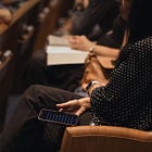 In die Skermlig: Gemeenskap, Verbinding en Vervreemding