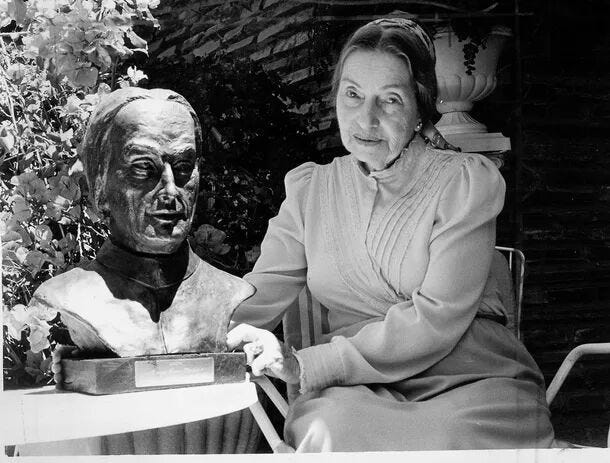 Klikni za povećanje Elizabeth Klarer with a bust of “Akon”