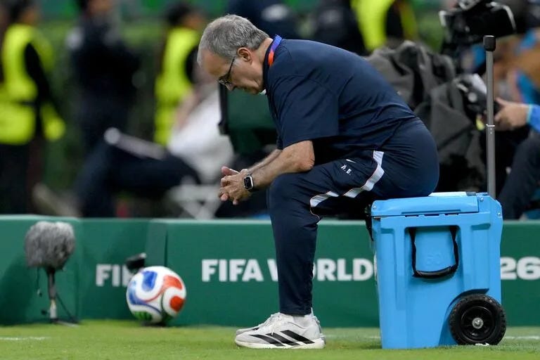 Marcelo Bielsa asumió el costo de la eliminación a Uruguay: “Soy el responsable de esta decepción” - Yahoo Noticias Marcelo Bielsa asumió el costo de la eliminación a Uruguay: “Soy el responsable de esta decepción” - Yahoo Noticias
