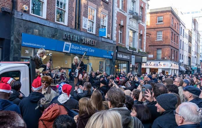 Watch The Molotovs shut down 'Oasis street' in Soho with Christmas  guerrilla gig for The Big Issue