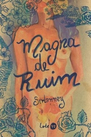 Capa do livro Magra de Ruim apresenta uma figura feminina estilizada, representada nua com traços fluidos e cores intensas. Ao seu redor notamos pinceladas botânicas em tons de azul. A paleta é rica, misturando tons quentes (amarelo, laranja e vermelho no corpo) com tons frios (azul nas flores e folhas). É possível notar a textura de pinceladas de tinta. O título "Magra de Ruim" está escrito à mão no centro da imagem, com uma caligrafia orgânica que parece flutuar sobre a ilustração. O nome da autora, Sirlanney, aparece logo abaixo, também em estilo manual.