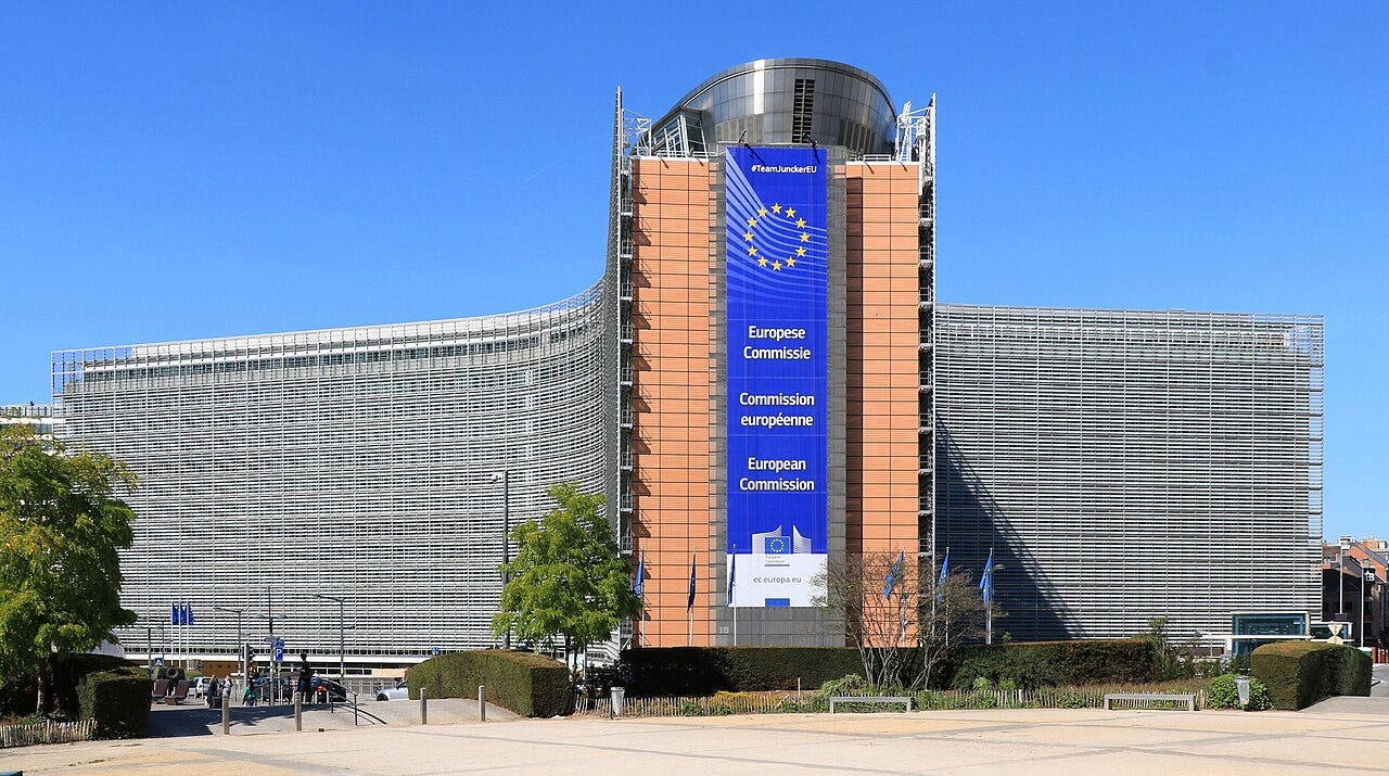 歐盟委員會 Berlaymont 大樓｜來源：Wikimedia Commons / EmDee（CC BY-SA 4.0）
