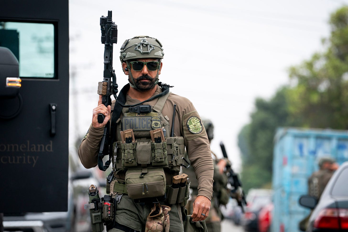 https://upload.wikimedia.org/wikipedia/commons/5/5e/Immigration_and_Customs_Enforcement_%28ICE%29_Enforcement_and_Removal_Operations_%28ERO%29_in_Los_Angeles%2C_California%2C_June_12%2C_2025_-_74.jpg