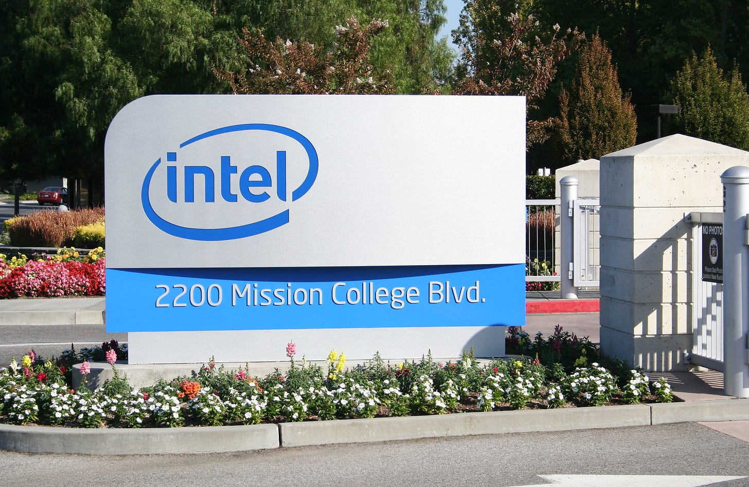 Intel sign Intel sign