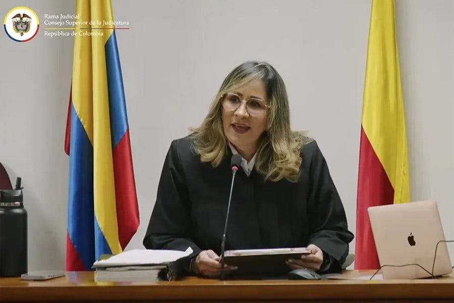 La jueza del caso de Álvaro Uribe afirma que la Justicia no cede al poder, al iniciar la lectura del fallo La jueza del caso de Álvaro Uribe afirma que la Justicia no cede al poder, al iniciar la lectura del fallo