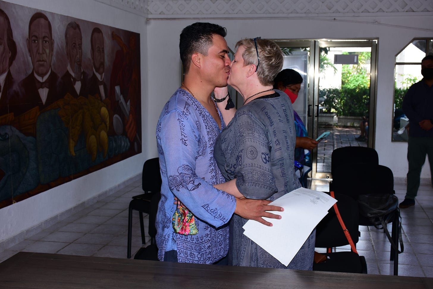Angel Rodríguez and Amy Jones kissing after their wedding ceremony in Mérida