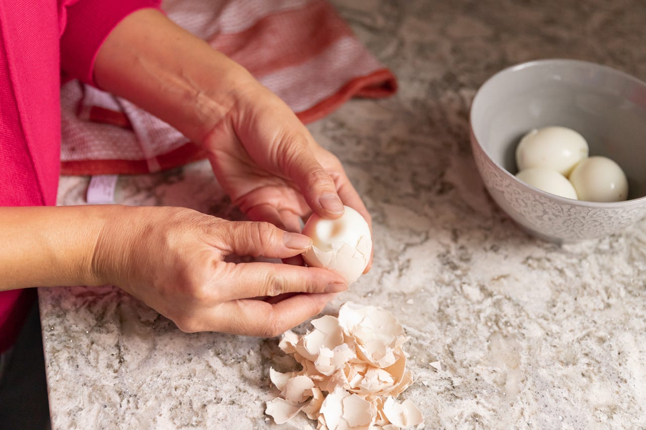 peeling eggs