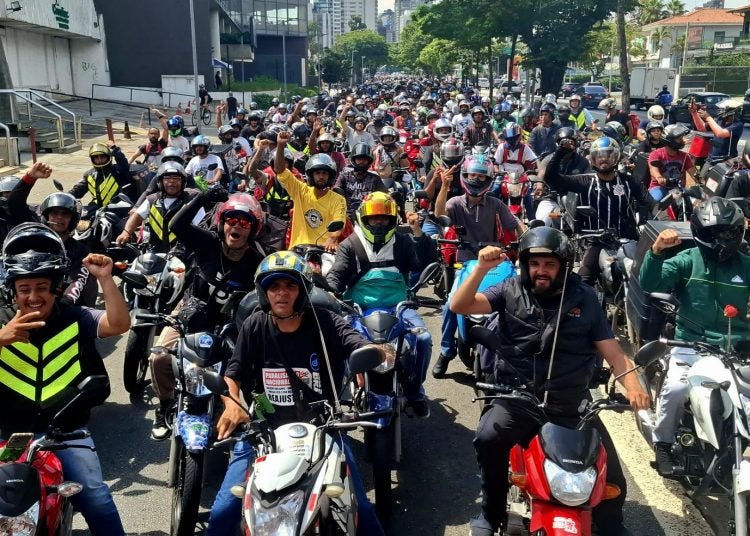 Milhares de entregadores descem a av. Rebouças em direção ao iFood