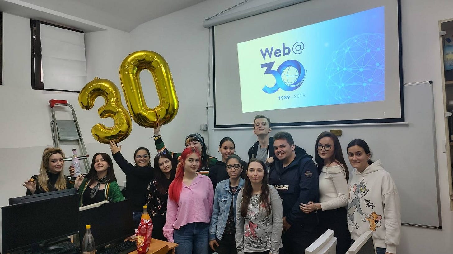 Studenți de la specializarea Științe ale Informării și Documentării celebrând 30 de ani de World Wide Web Studenți de la specializarea Științe ale Informării și Documentării celebrând 30 de ani de World Wide Web