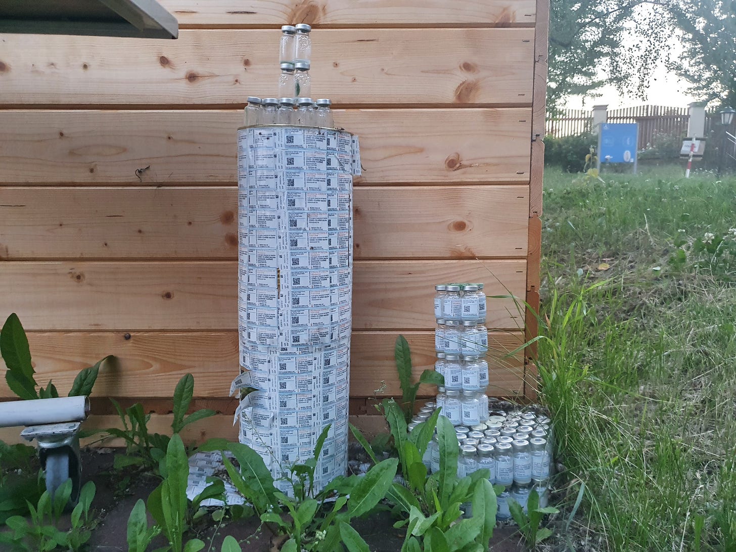 vypité lahvičky od vakcín