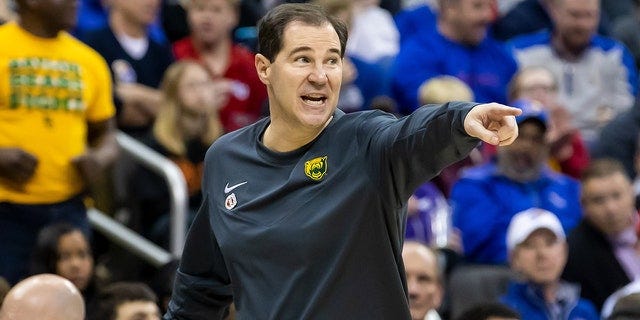 Baylor's Scott Drew helps brother's Grand Canyon team after arriving to  NCAA Tournament without equipment | Fox News