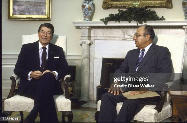 https://media.gettyimages.com/id/72364014/photo/central-amer-envoy-philip-habib-meeting-with-president-ronald-reagan-in-oval-office.jpg?s=612x612&w=gi&k=20&c=anUfIuXx_Ip8QPa6Uba_egTmptJ3KeTEiGHIjn3AftY=