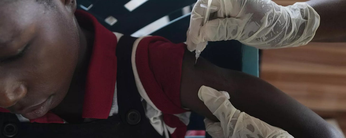 A health worker administers a cervical cancer vaccine HPV Gardasil to a girl on the street in Ibadan, Nigeria, on May 27, 2024. A health worker administers a cervical cancer vaccine HPV Gardasil to a girl on the street in Ibadan, Nigeria, on May 27, 2024. - Sputnik International, 1920, 28.01.2025