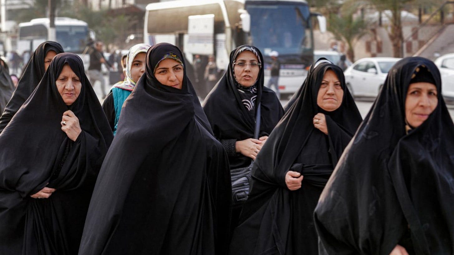 Irã cede e dissolve polícia da moralidade após protestos | Farol | OPOVO+