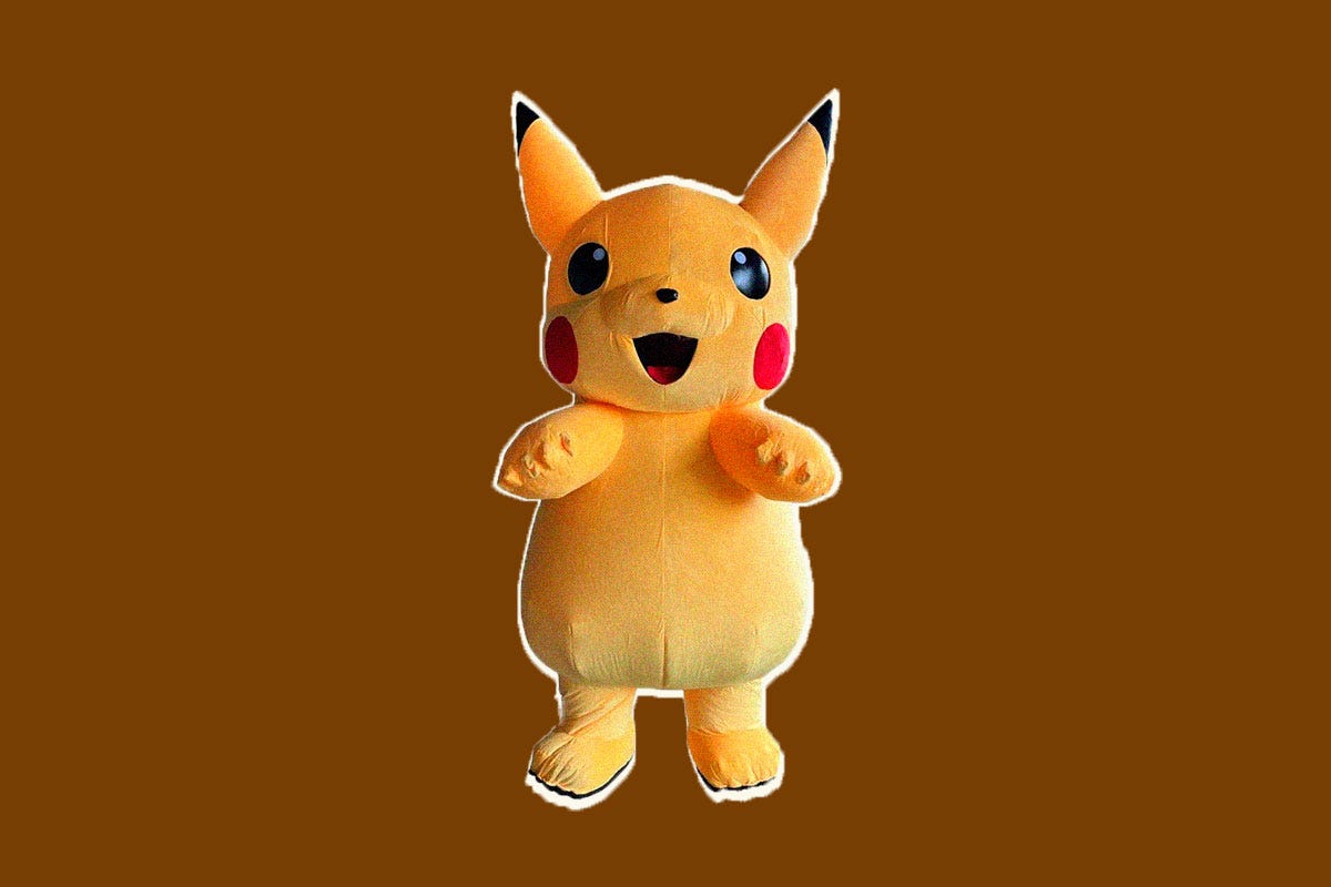 Imagem de uma fantasia de Pikachu em tamanho adulto.