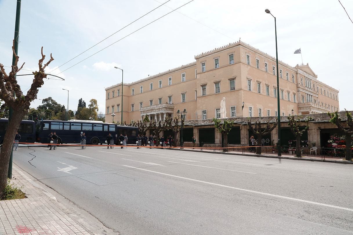 Ο καλός λαός των εθελοντών επιτηρητών και η φρουρούμενη δημοκρατία Ο καλός λαός των εθελοντών επιτηρητών και η φρουρούμενη δημοκρατία