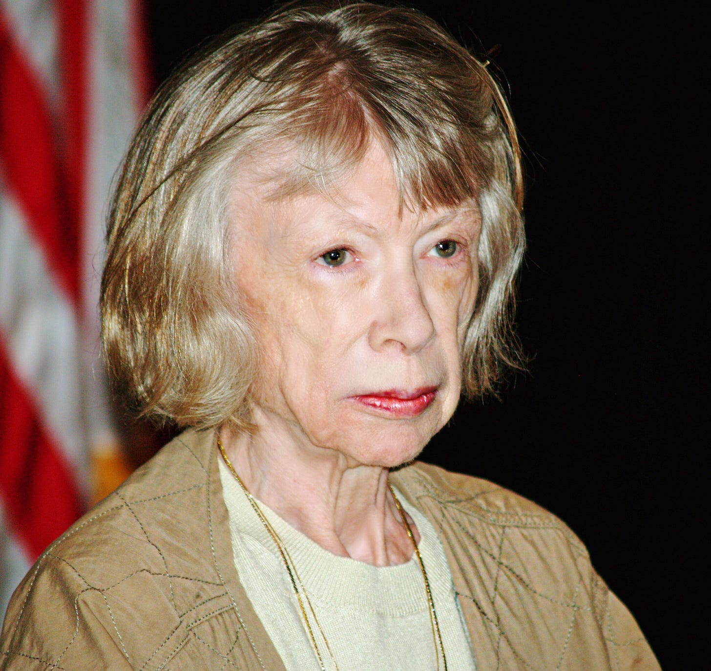 https://upload.wikimedia.org/wikipedia/commons/7/7b/Joan_Didion_at_the_Brooklyn_Book_Festival.jpg