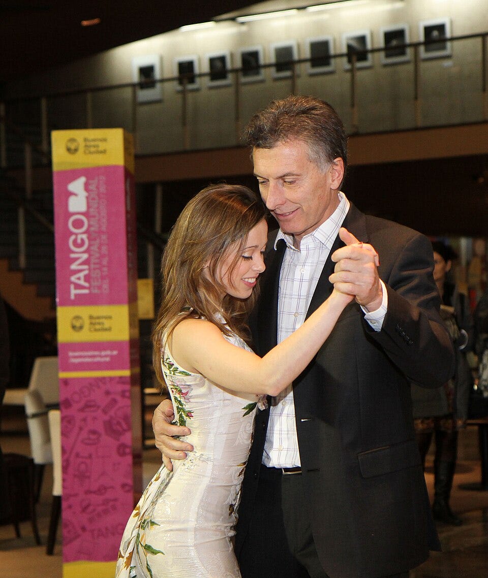 File:Mauricio Macri felicitó a las parejas ganadoras del Campeonato Mundial de Tango 2012 (7945797068).jpg