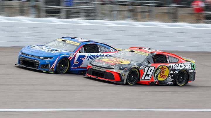 Sep 27, 2026; Kansas City, Kansas, USA; NASCAR Cup Series drivers Kyle Larson (5) and Chase Briscoe (19) battle for the lead late in the Hollywood Casino 400 at Kansas Speedway. Scott Sewell-Imagn Images Sep 27, 2026; Kansas City, Kansas, USA; NASCAR Cup Series drivers Kyle Larson (5) and Chase Briscoe (19) battle for the lead late in the Hollywood Casino 400 at Kansas Speedway. Scott Sewell-Imagn Images