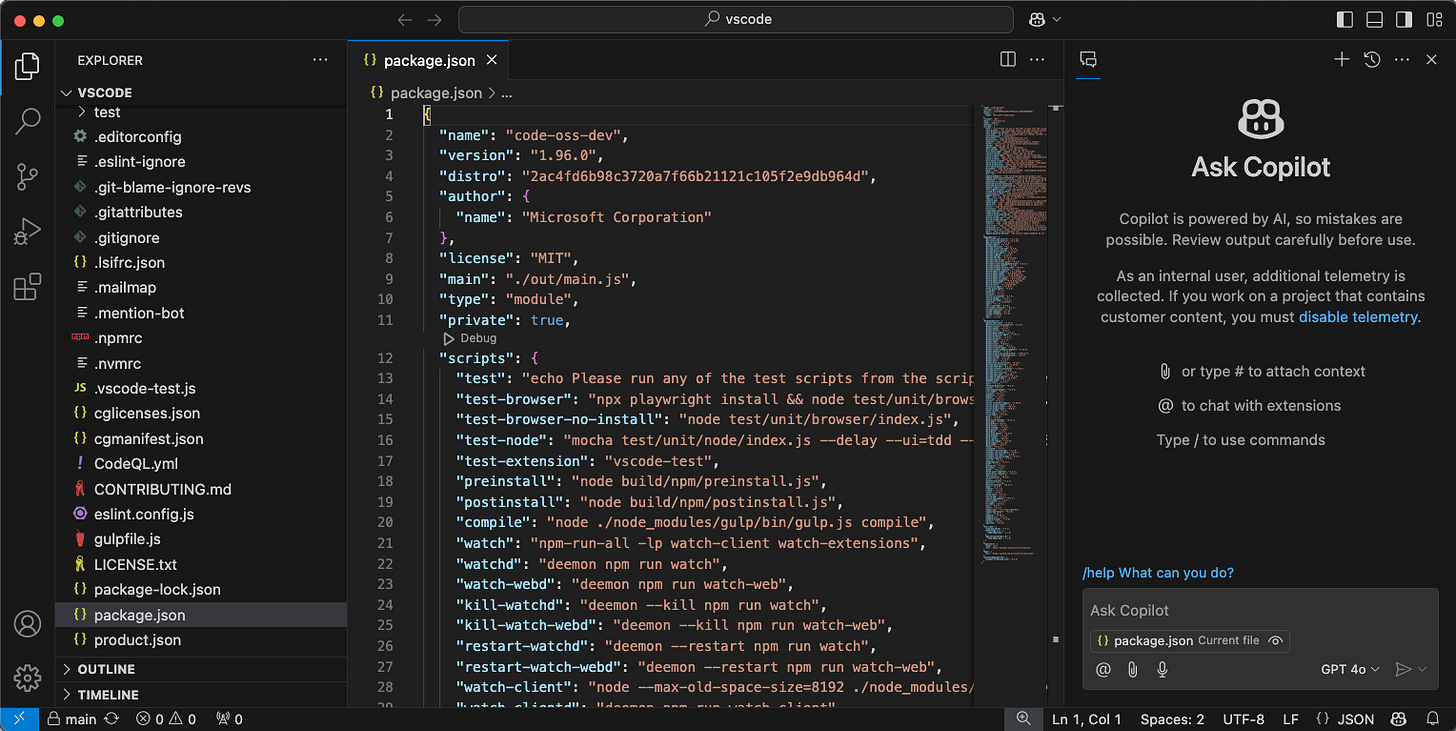 Captura de tela do VS Code com um arquivo package.json aberto no editor central. À direita, é exibida a interface do GitHub Copilot na barra lateral secundária, com opções para iniciar um chat usando atalhos como @ para extensões e / para comandos. A interface mostra um aviso sobre o uso de IA e a necessidade de revisar cuidadosamente as saídas. Captura de tela do VS Code com um arquivo package.json aberto no editor central. À direita, é exibida a interface do GitHub Copilot na barra lateral secundária, com opções para iniciar um chat usando atalhos como @ para extensões e / para comandos. A interface mostra um aviso sobre o uso de IA e a necessidade de revisar cuidadosamente as saídas.