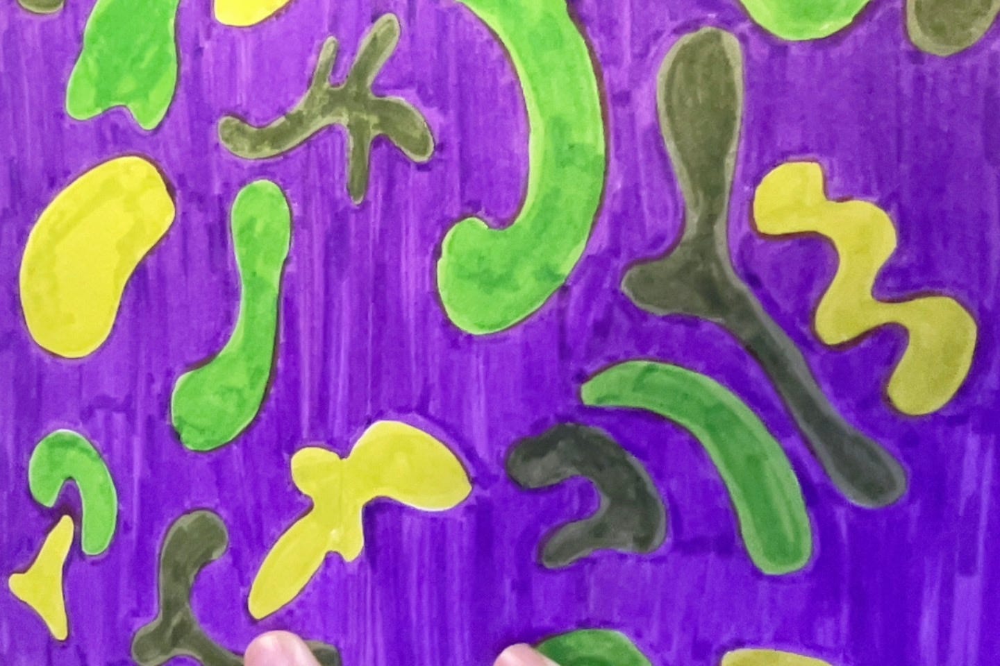 Formes organiques de couleurs vert chartreuse, vert printemps et vert olive sur fond violet.