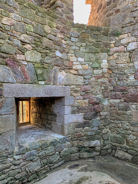 Inside the Guildo castle ruins