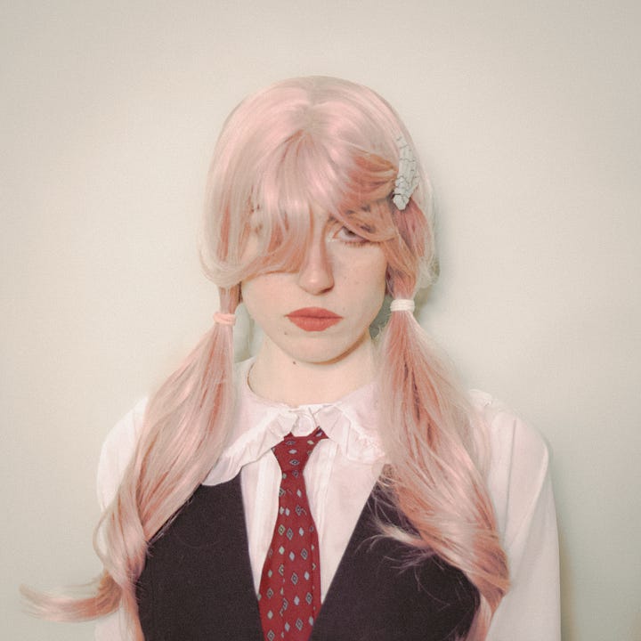 Ritratti di Rhea Doll in forma umana e forma rhaetiana con maschera (a destra)