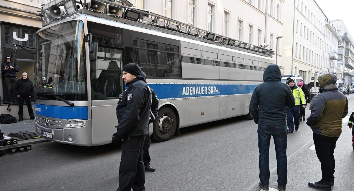 Protestbus gegen CDU & AfD beschlagnahmt: Polizei greift durch – und retuschiert