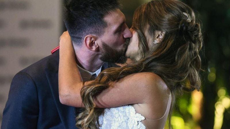 Lionel Messi and Antonela Roccuzzo extends barcelona play until 2021