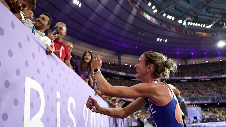 Alice Finot of Team France proposes to boyfriend with pin after competing in the Women's 3000m Steeplechase final 