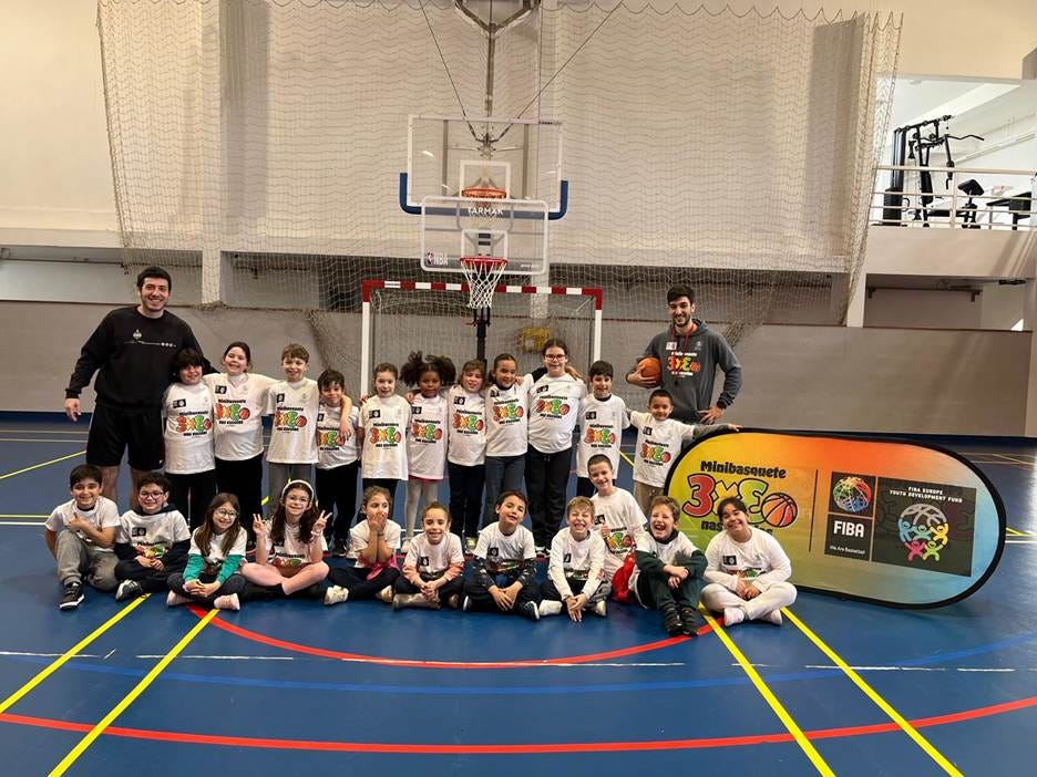 Uma imagem com pessoa, desporto, vestuário, desporto atlético

Os conteúdos gerados por IA poderão estar incorretos.